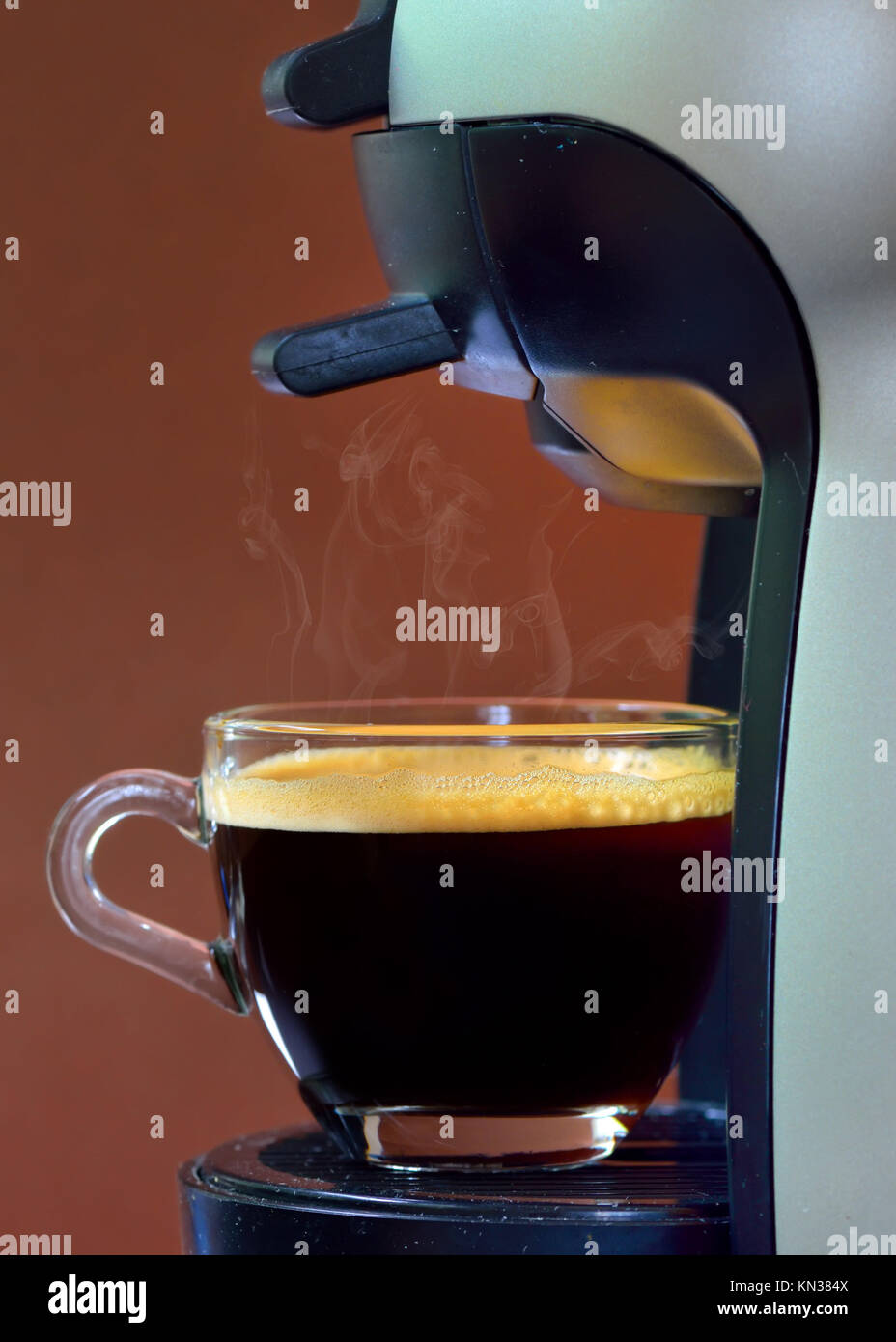 https://c8.alamy.com/comp/KN384X/espresso-pouring-into-a-cup-KN384X.jpg
