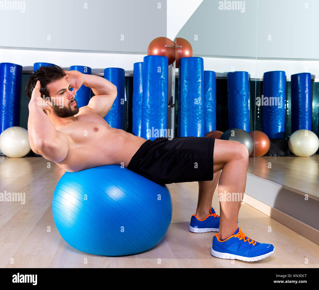 Man crunch fitball hi-res stock photography and images - Alamy