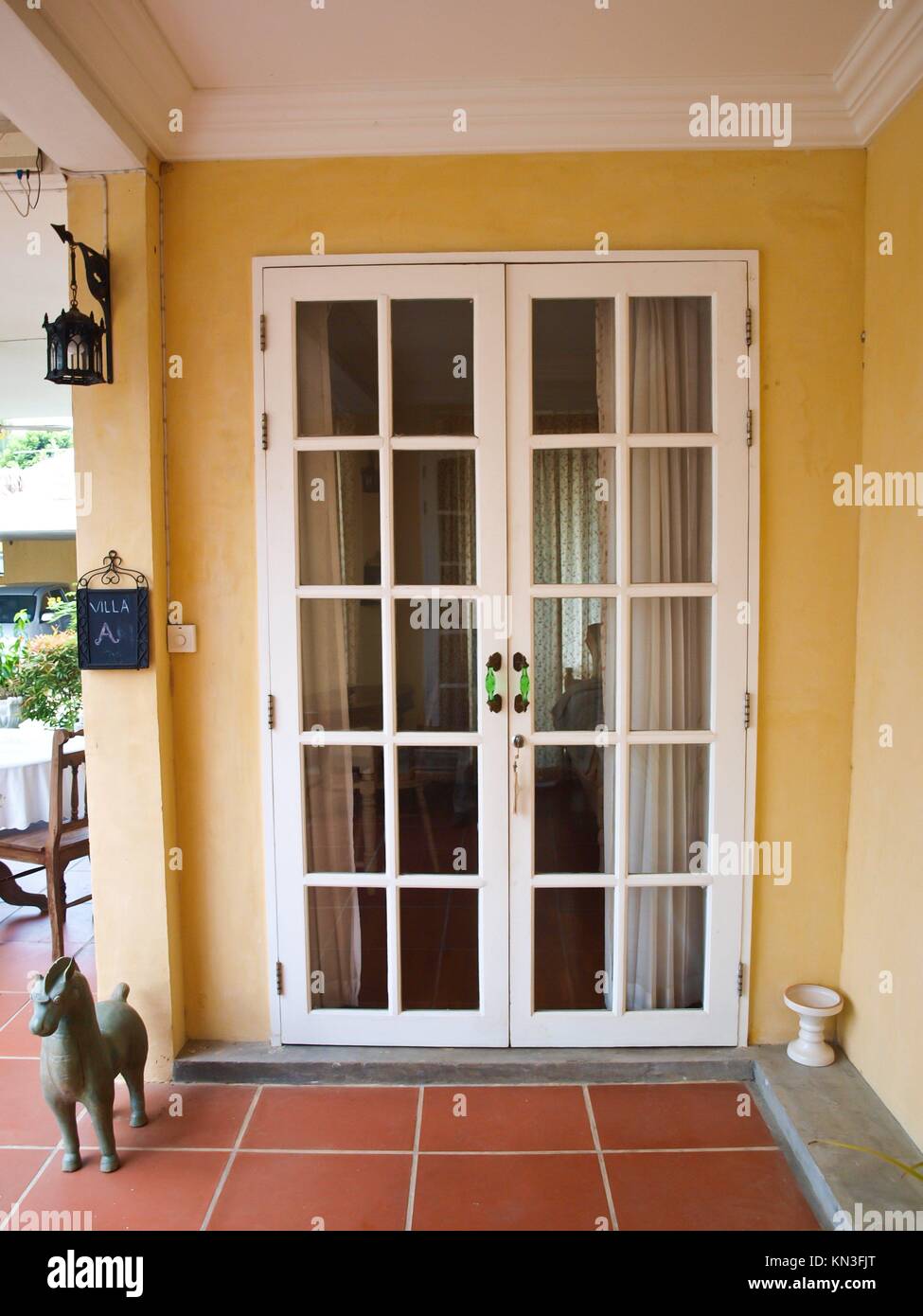 Double doors white hi-res stock photography and images - Alamy