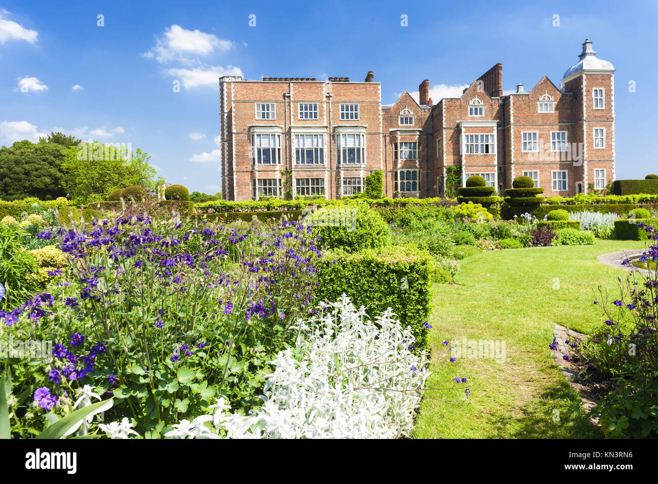 Hatfield House with garden, Hertfordshire, England Stock Photo - Alamy