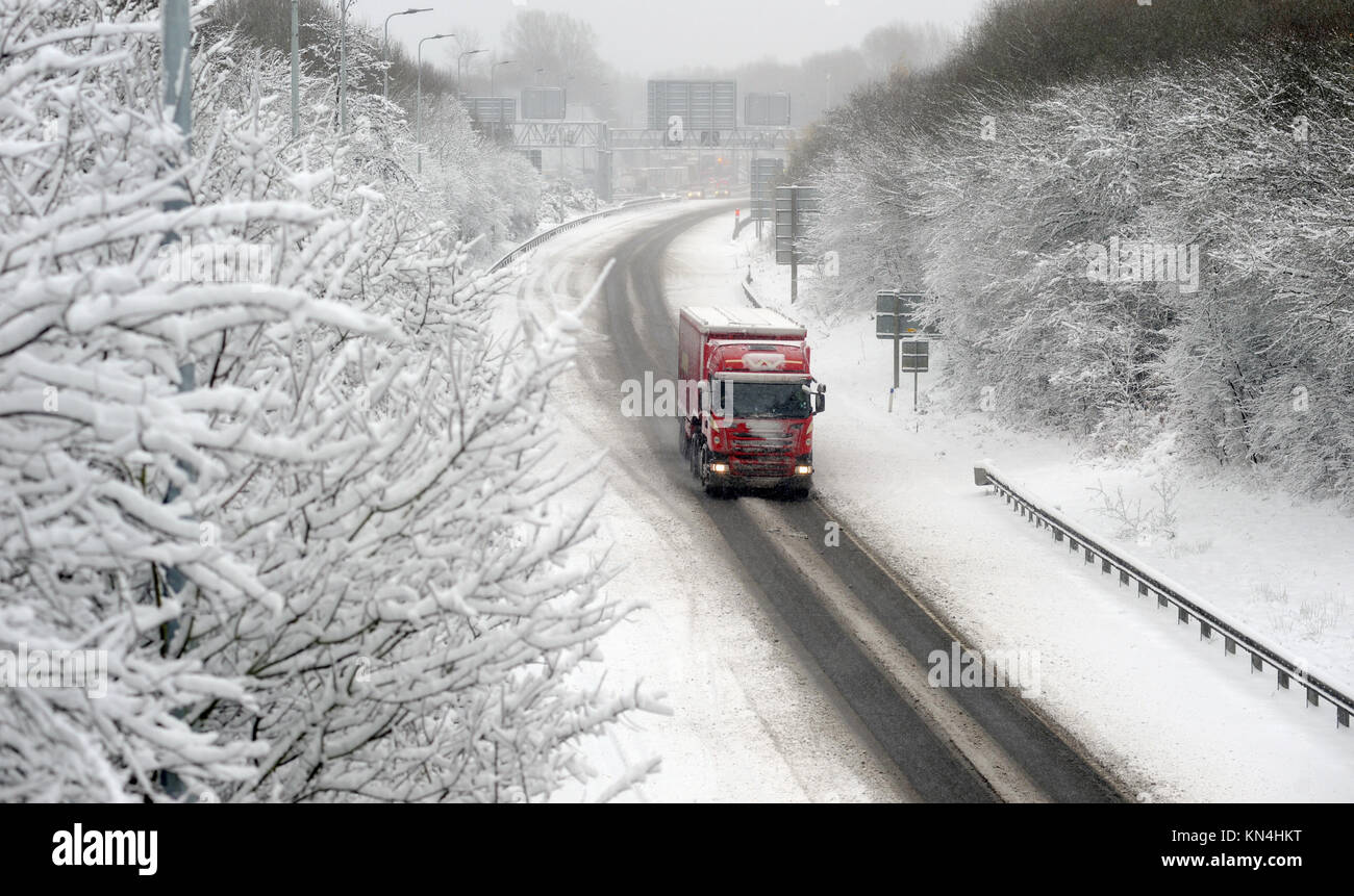 HGV LORRY IN SNOWY CONDITIONS ON THE M54 SLIPROAD MOTORWAY NEAR CANNOCK STAFFORDSHIRE RE WINTER MOTORING ICE ICEY UK Stock Photo