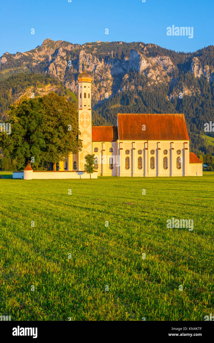 Baroque church St. Coloman, in the back mountain range Tegelberg, Schwangau, Ostallgäu, Allgäu, Swabia, Bavaria, Germany Stock Photo