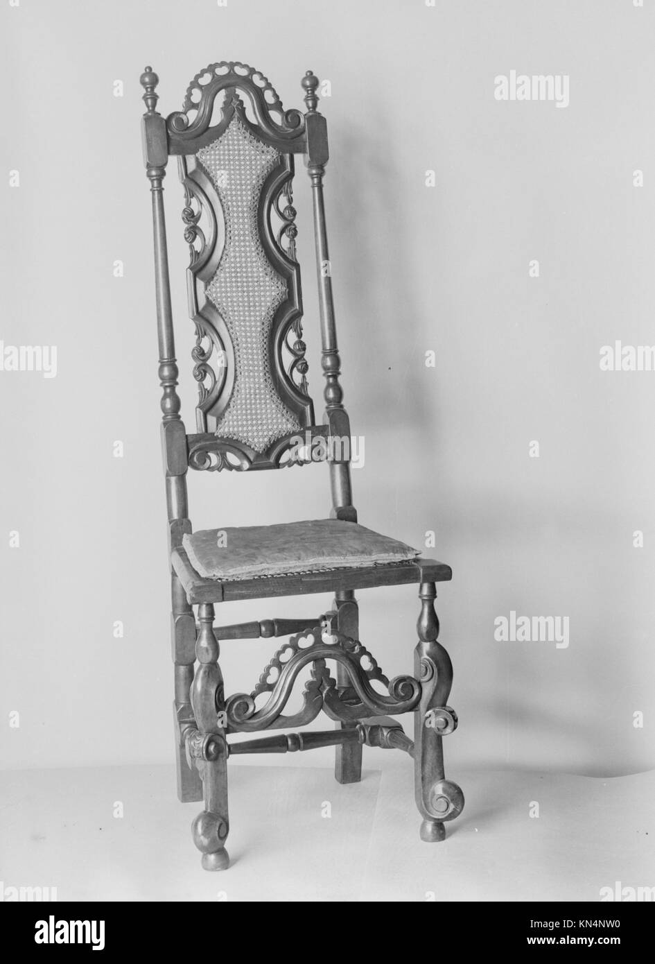 Cane side chair MET 134507 1609 British, Cane side chair, 1690?1710, Beech, 52 3/4 x 18 3/4 x 15 in. (134 x 47.6 x 38.1 cm). The Metropolitan Museum of Art, New York. Bequest of Herbert L. Pratt, 1945 (45.62.3) Stock Photo