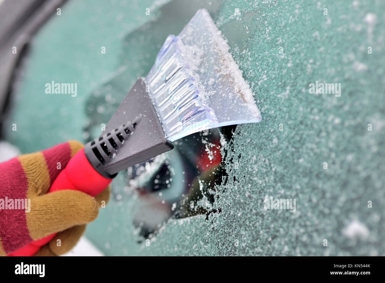 cleaning car windows Stock Photo Alamy