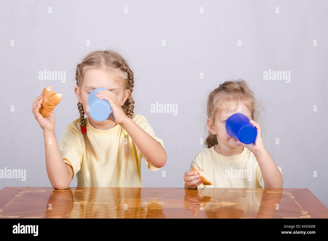 Стучать стаканом. Фото девочек которые бьются стаканчиками. Дети за столом стаканчики фото красивые.