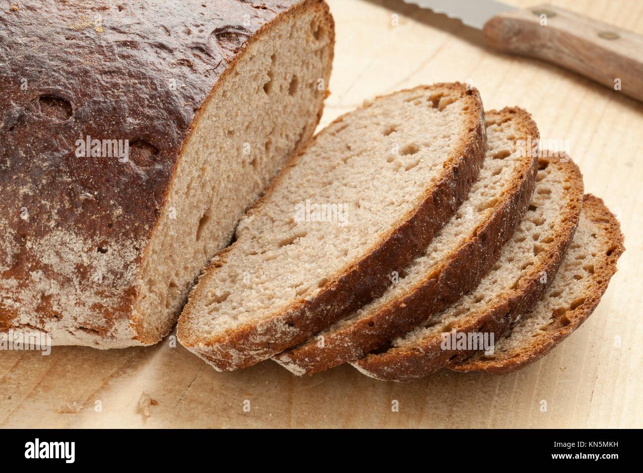 https://c8.alamy.com/comp/KN5MKH/loaf-of-healthy-german-sourdough-bread-and-slices-KN5MKH.jpg