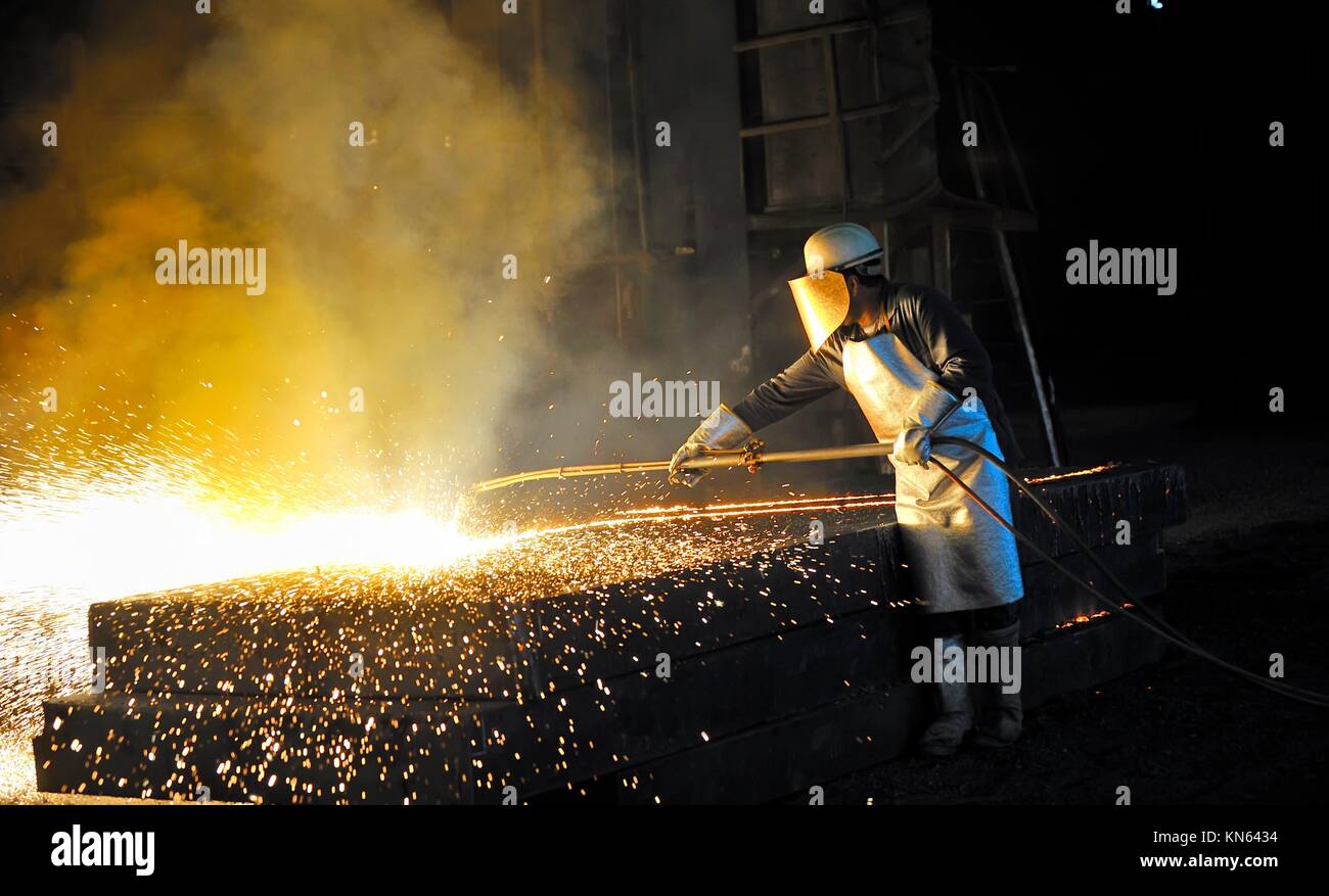 worker using torch cutter Stock Photo Alamy