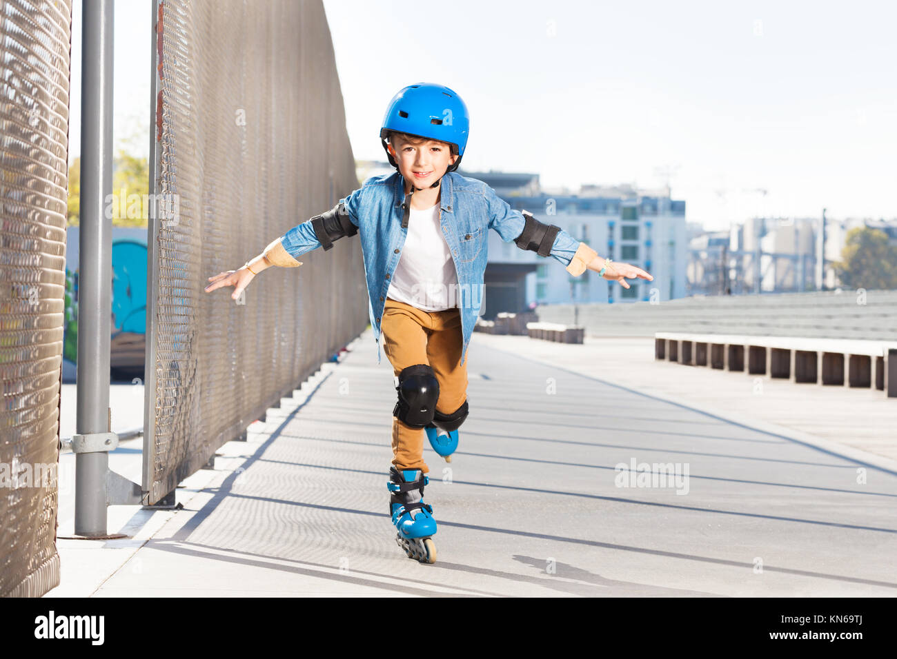 Кататься на роликах. Ролики на ногах. Дети на роликах. Ролик где мальчик. Ролики для мальчиков.