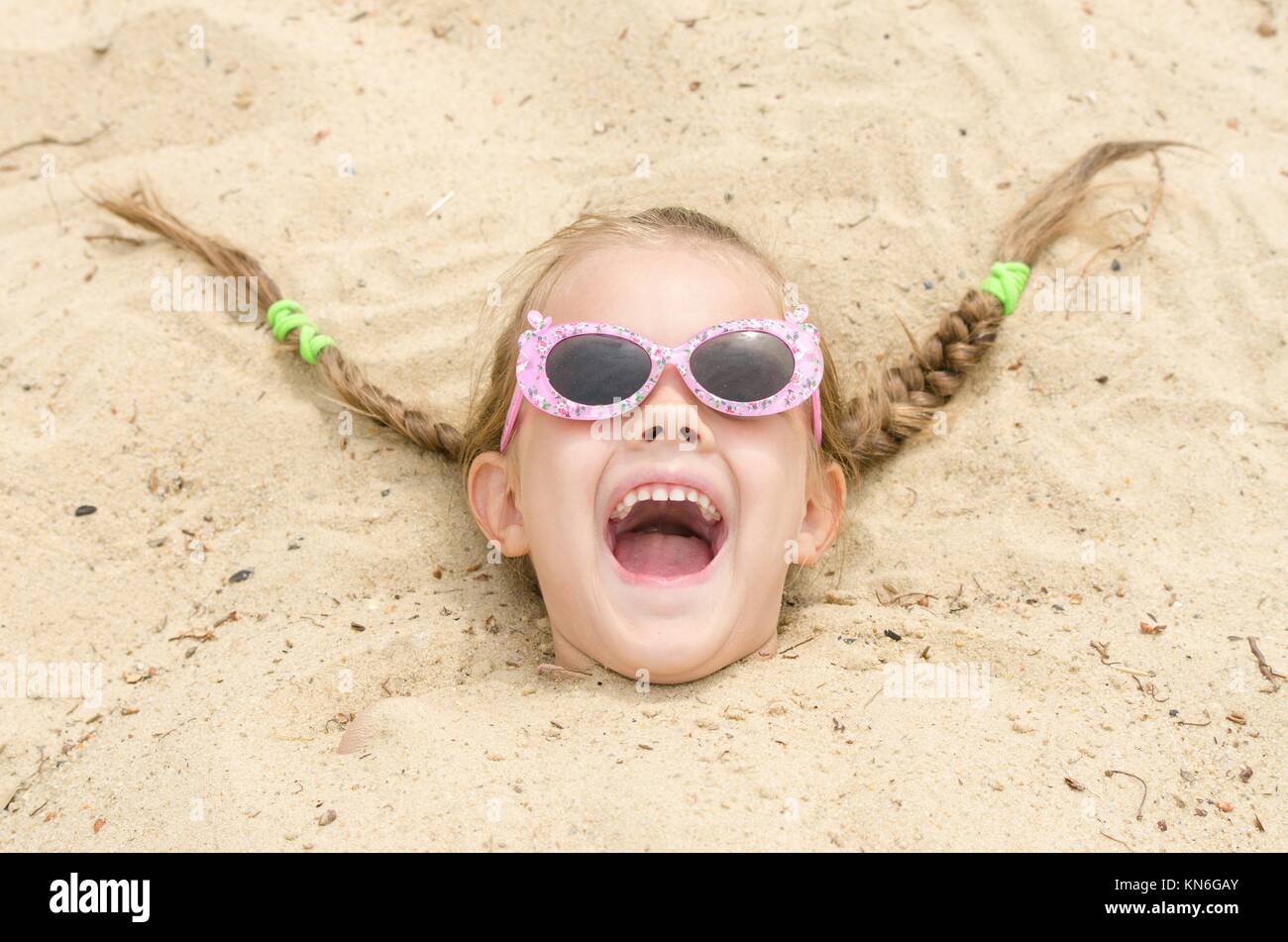 Head In Sand High Resolution Stock Photography and Images Alamy