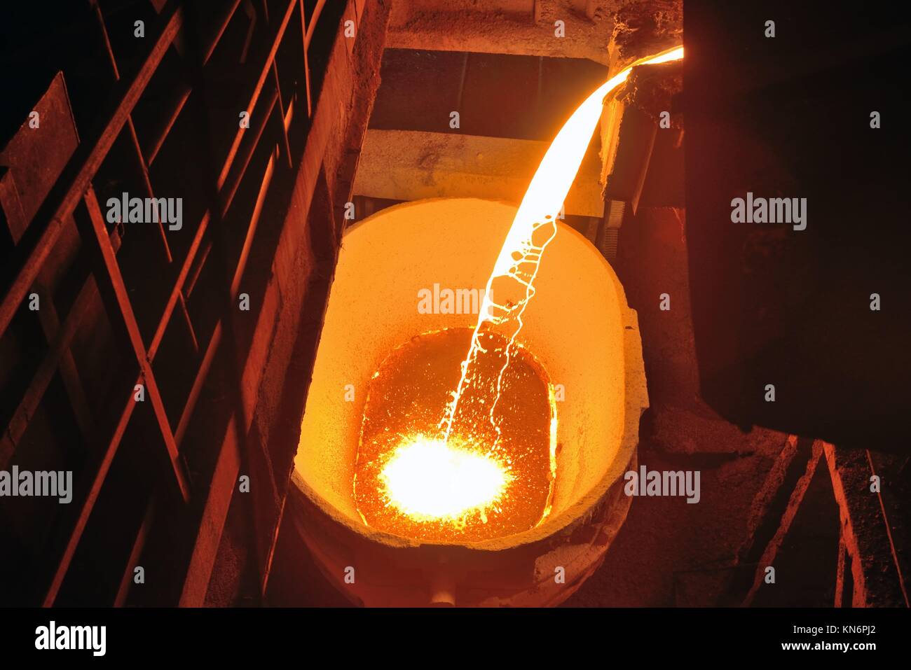 Molten metal hires stock photography and images Alamy