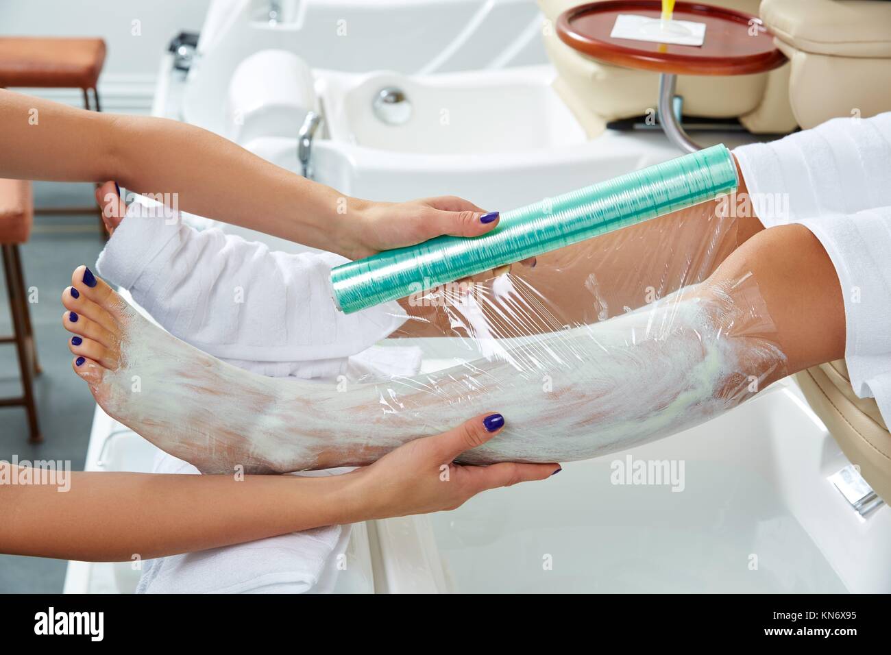 Pedicure nourishing moisturizer mask legs cling film wrap heat effect