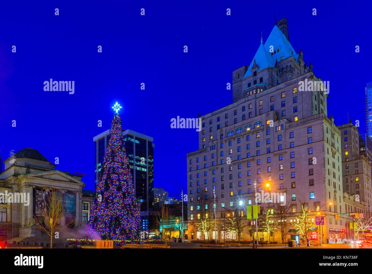 Official Vancouver Christmas Tree Vancouver Art Gallery Plaza Stock Photo Alamy