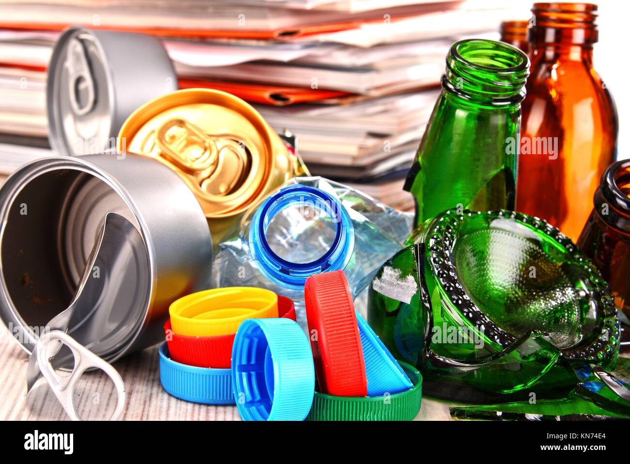 пластиковые бутылки мусор. бумажный мусор. отходы стекла пластика бумаги. отходы стекла пластика бумаги. пластиковая бутылка алюминиевая банка.