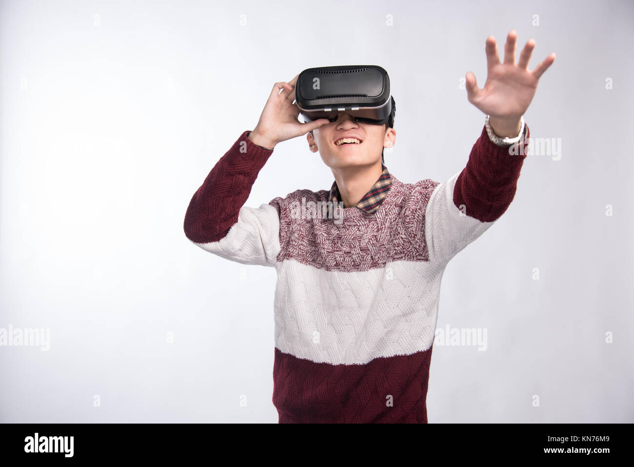 Man wearing virtual reality headset Stock Photo - Alamy