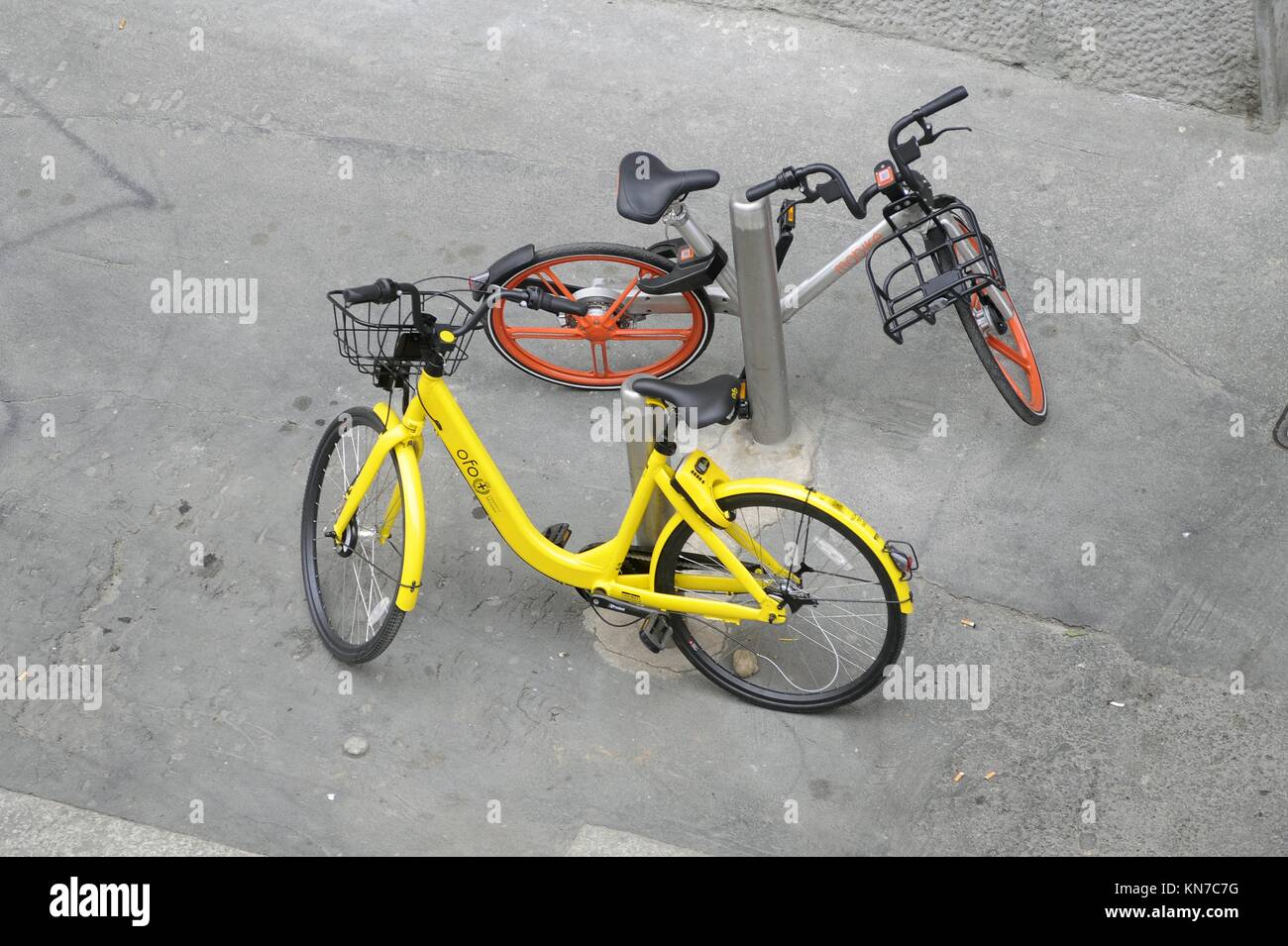 Milan (Italy), station-free bike sharing of Chinese companies Ofo and Mobike Stock Photo