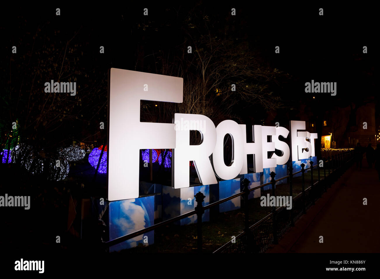Vienna, Austria, 10th December 2017. Illuminated Frohes Fest sign at the traditional festive season Viennese Christmas Market in Rathausplatz (Christkindlmarkt am Rathausplatz, Wiener Christkindlmarkt), the largest yuletide market in Vienna, situated by the Neues Rathaus (new city hall) in the Museum Quarter of central Vienna (Innere Stadt). Credit: Graham Prentice/Alamy Live News. Stock Photo