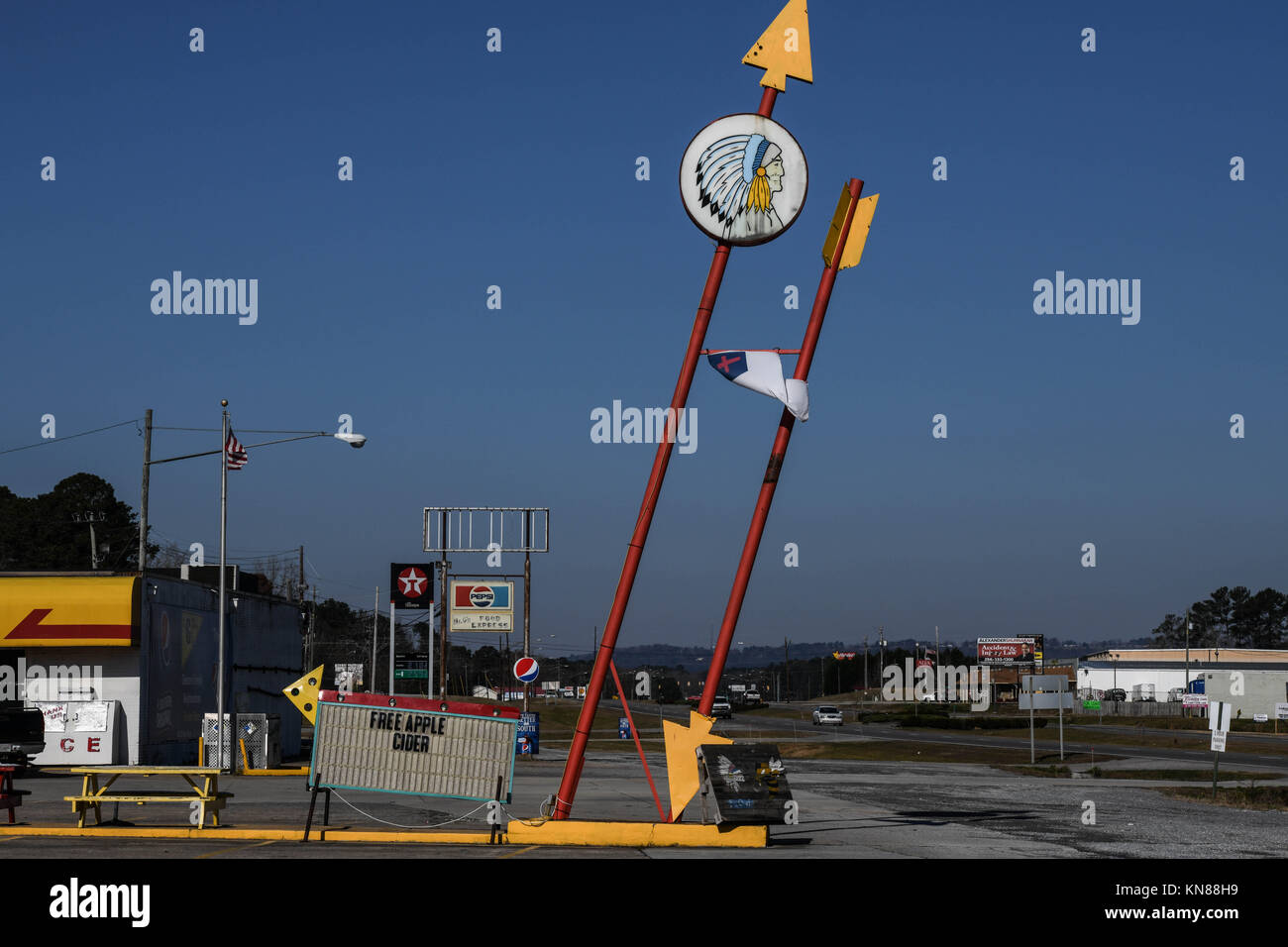Glencoe, Alabama, USA. 10th Dec, 2017. A Christian flag flies above the