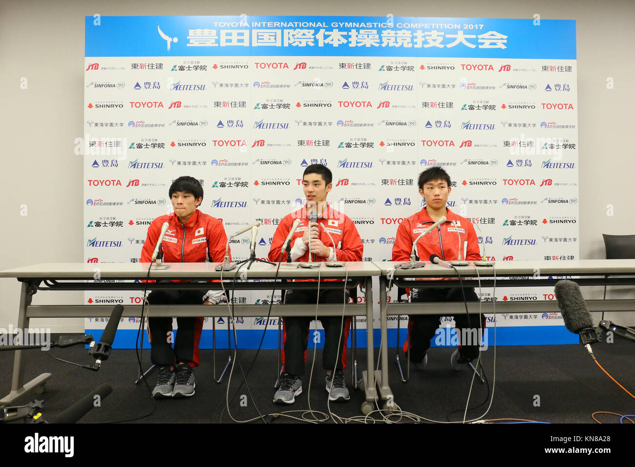 Sky Hall Toyota, Aichi, Japan. 10th Dec, 2017. (L to R) Wataru Tanigawa ...