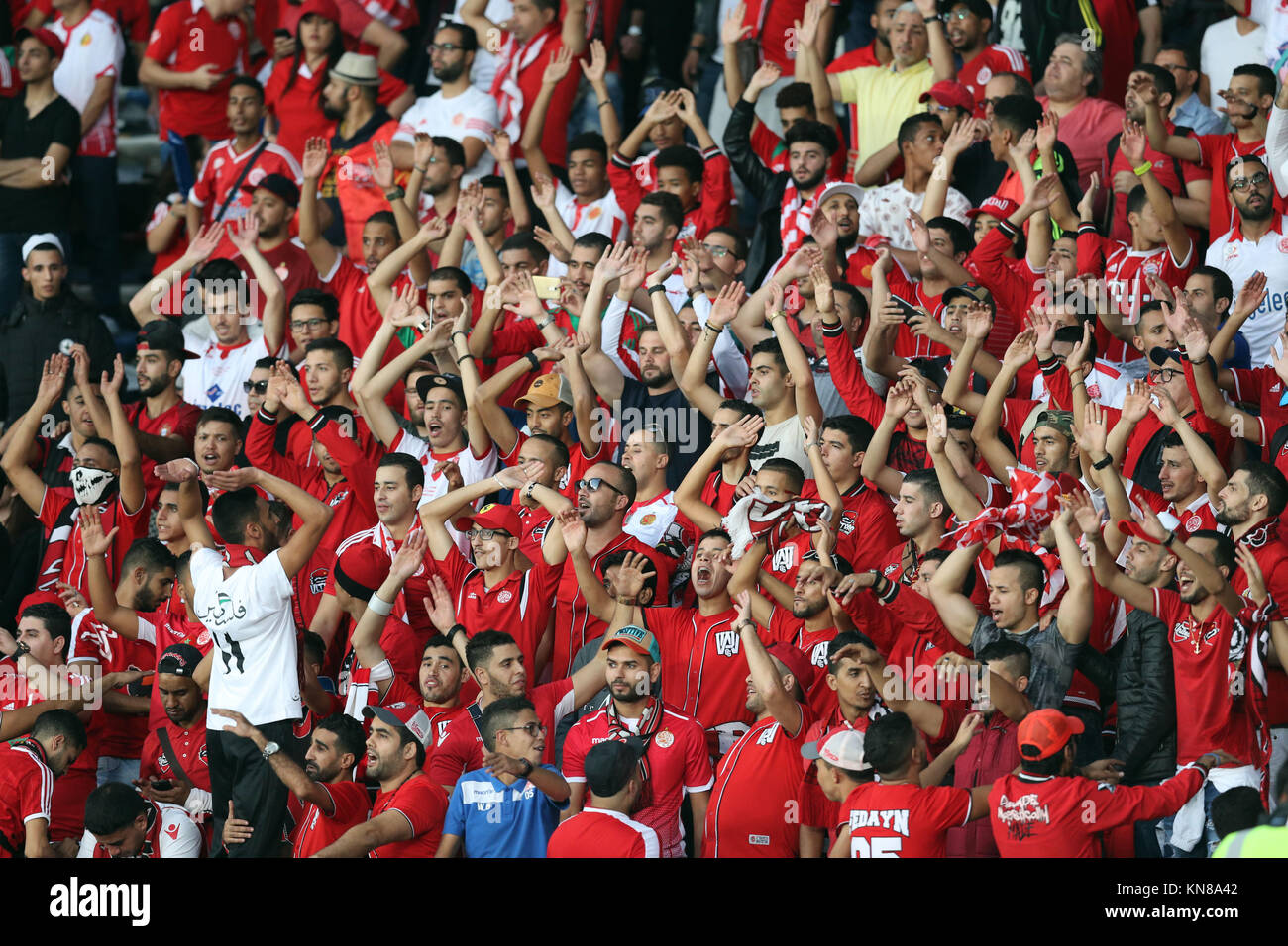 Les Supporters De Football Applaudissent Avec Des Confettis En