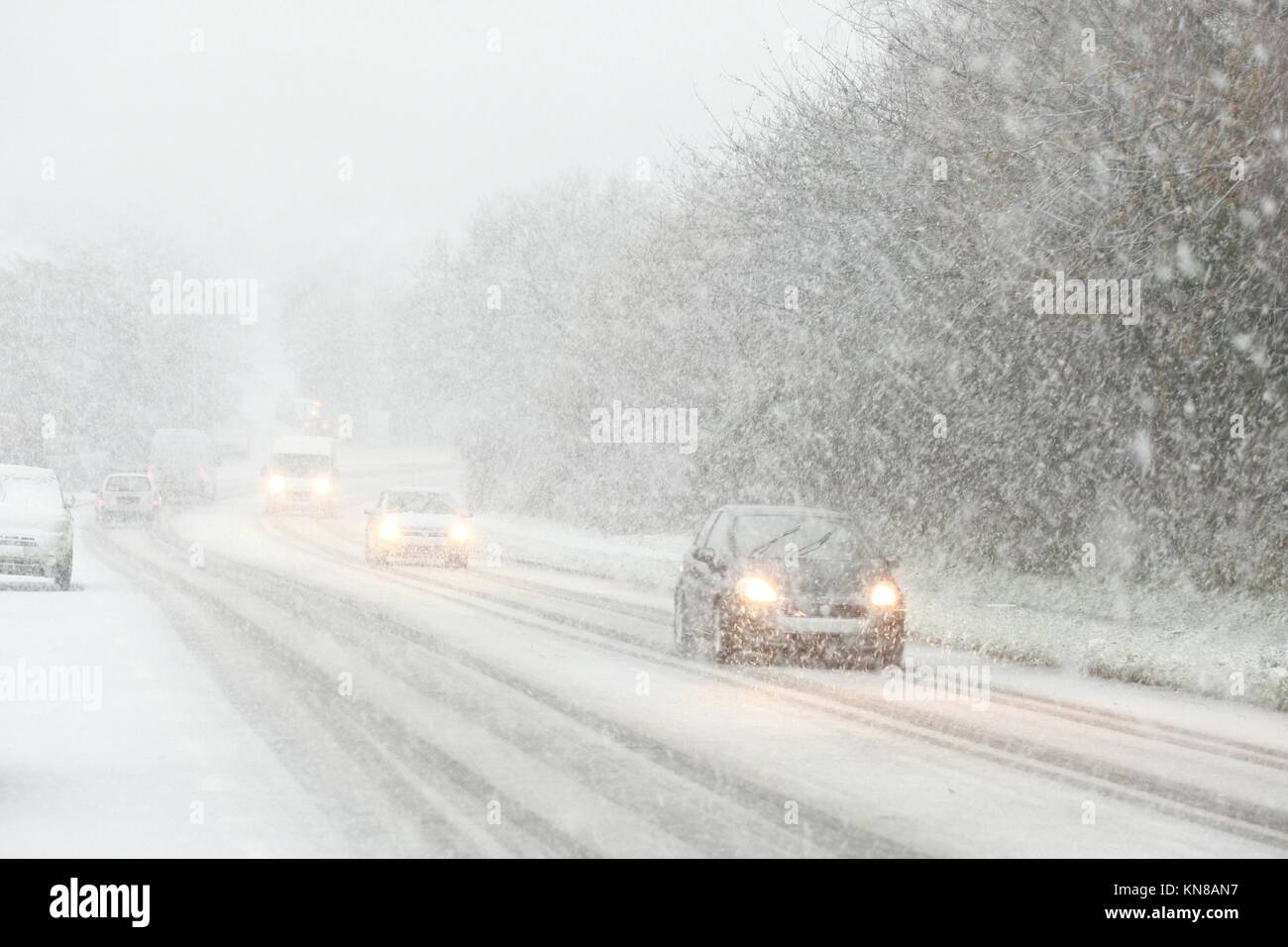 Cars driving in heavy snow falling in winter, white out, blizzard conditions, hastings, east sussex, uk Stock Photo