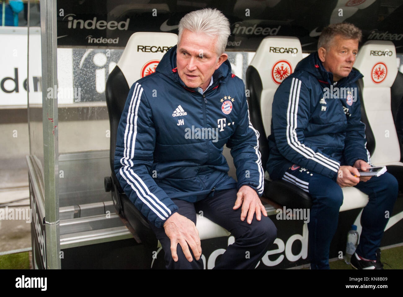 Trainer fc bayern munchen sitzt auf der trainerbank hi-res stock ...