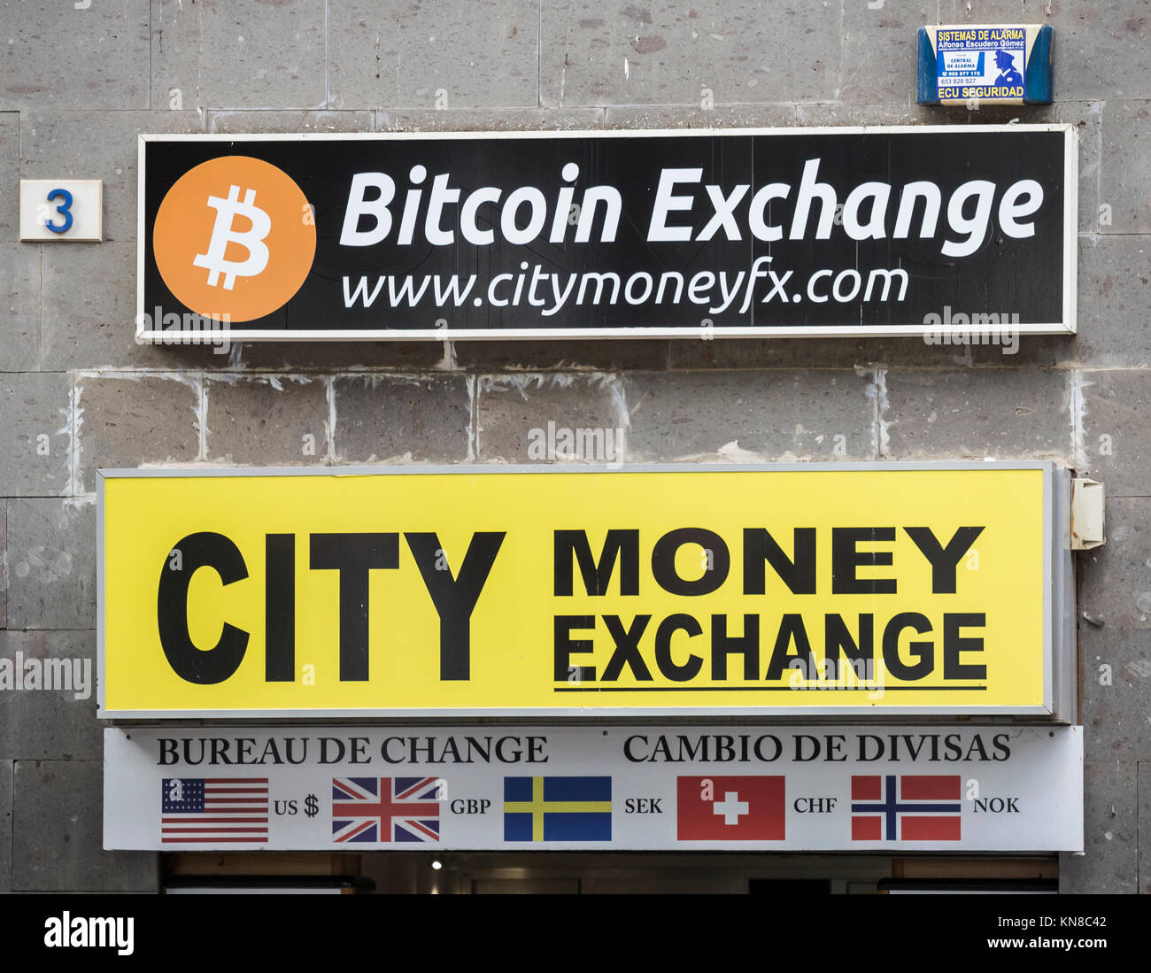 Las Palmas, Gran Canaria, Canary Islands, Spain. 11th Decmber 2017. As  Bitcoin makes its launch on the international futures market, a Bureau de  Change office in Las Palmas also launches its Bitcoin
