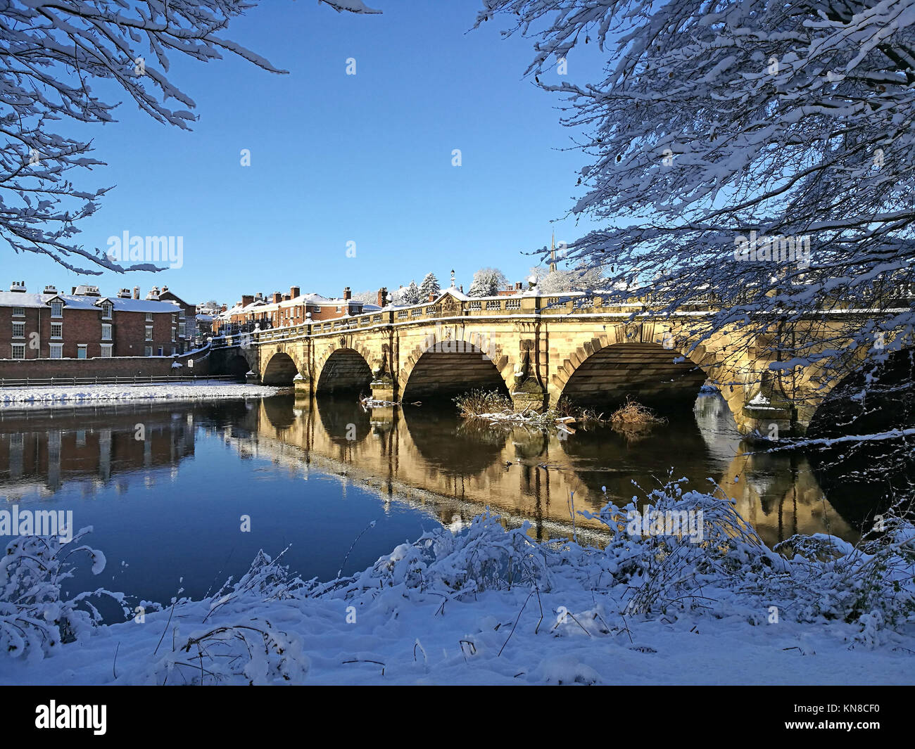Shrewsbury, Shropshire, UK. 11th December 2017. The River Severn and English Bridge look very wintry on Monday 11th December, the day after heavy snowfall and an overnight freeze. The temperature was recorded at -4 degrees. Stock Photo