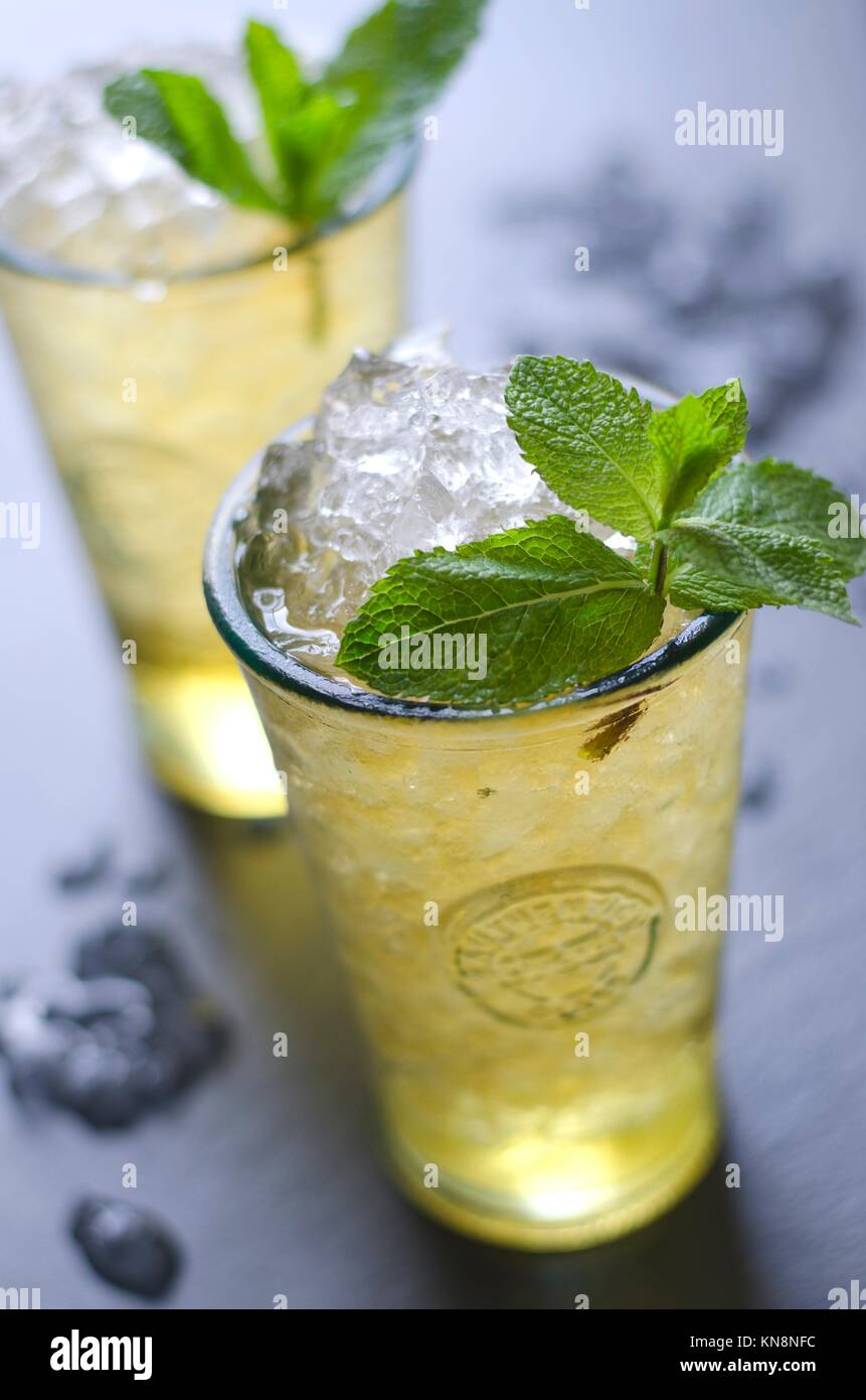https://c8.alamy.com/comp/KN8NFC/freshly-made-mojito-cocktail-in-a-glass-KN8NFC.jpg