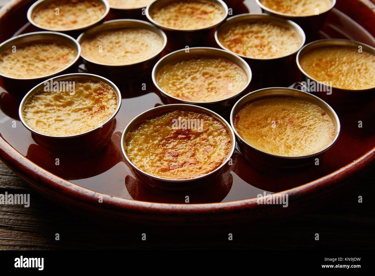 Ministerie experimenteel Verbinding Custard Creme Caramel Flan dessert bain marie oven cooked Stock Photo -  Alamy