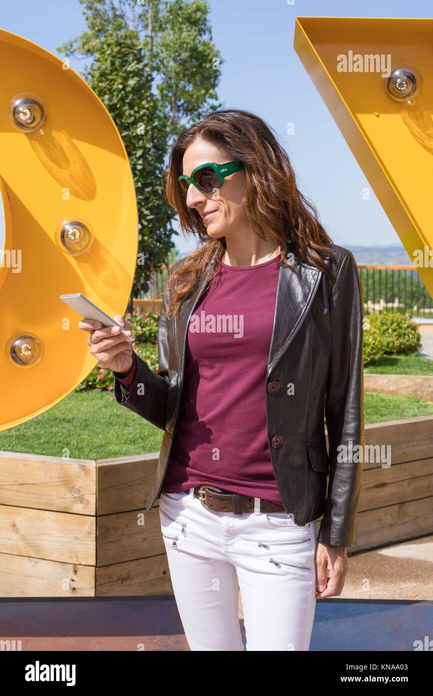 white jeans and red shirt