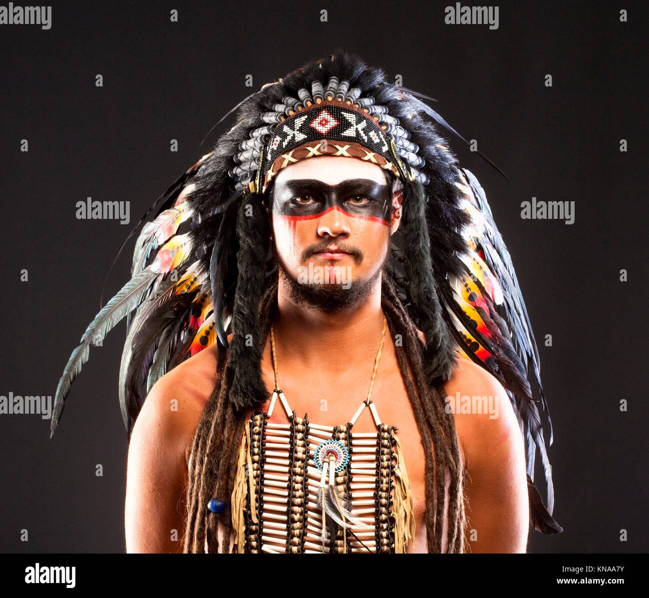 Native American Indian Chief War Bonner Headdress Stock Photo - Alamy
