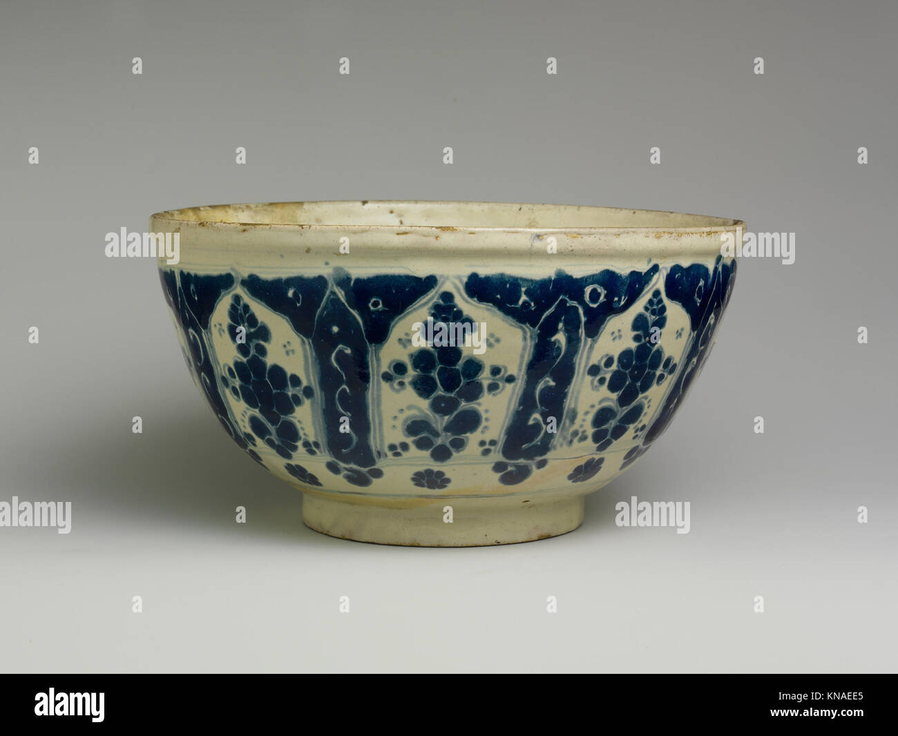 Bowl MET DP250009 665 Mexican, Bowl, ca. 1800, Tin-glazed earthenware, H. 10 1/2 in. (26.7 cm). The Metropolitan Museum of Art, New York. Gift of Mrs. Robert W. de Forest, 1911 (11.87.21) Stock Photo