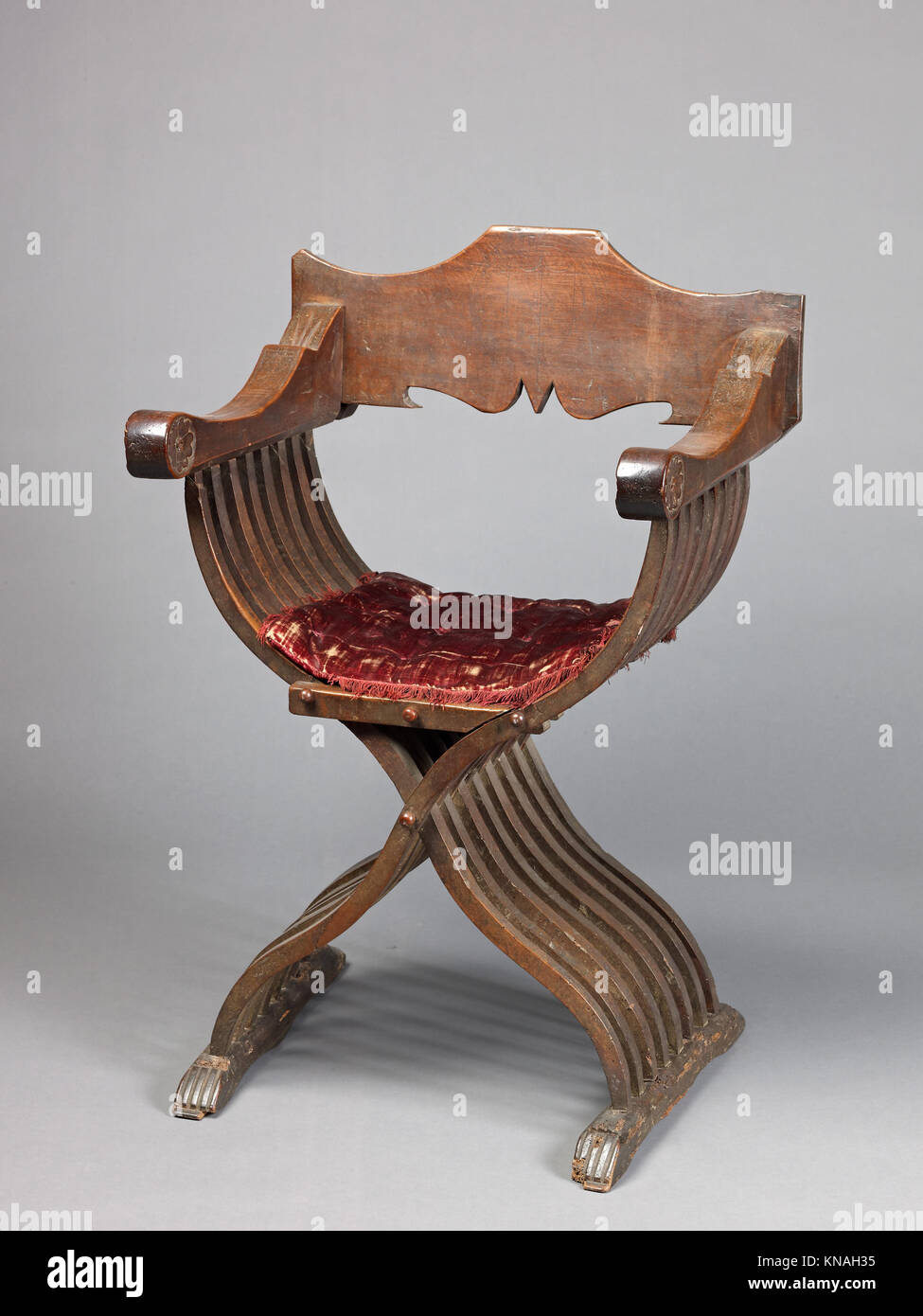 This Savonarola folding armchair highlights Italian Renaissance design ...