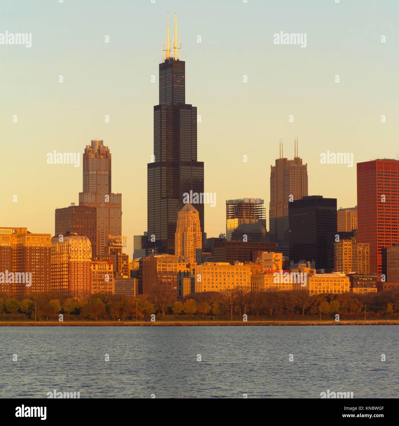 Lakefront high rise building hi-res stock photography and images - Alamy