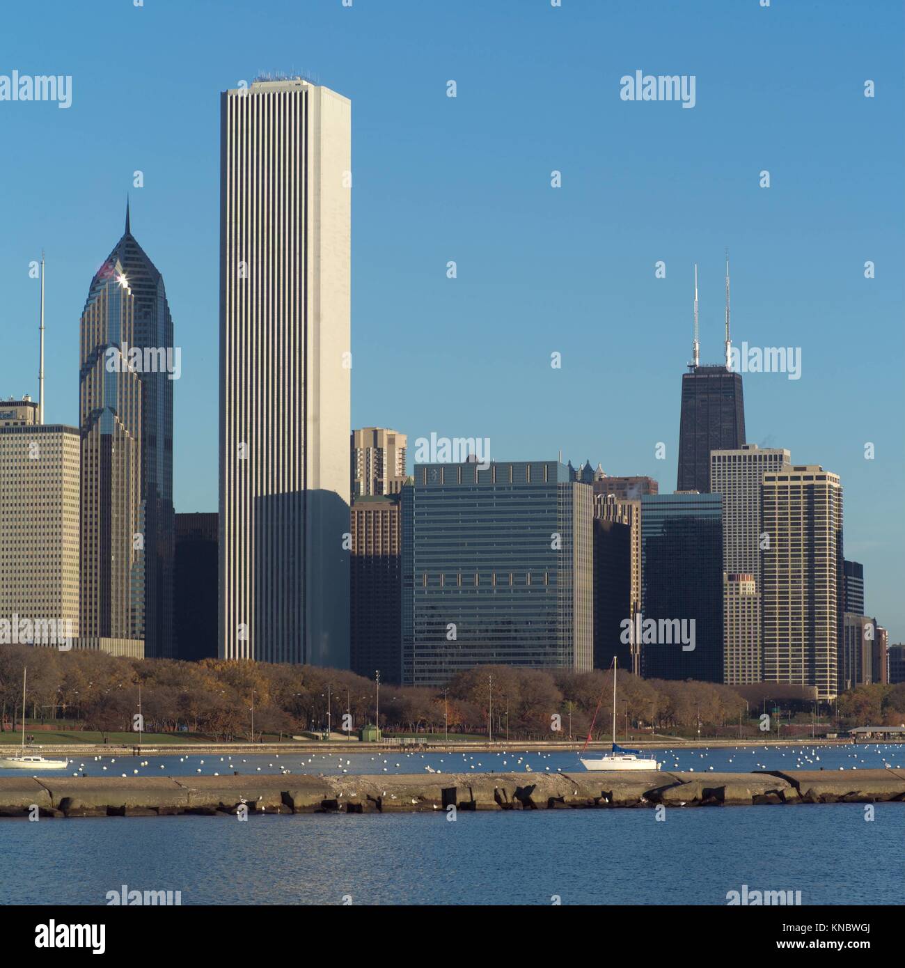 Lakefront high rise building hi-res stock photography and images - Alamy