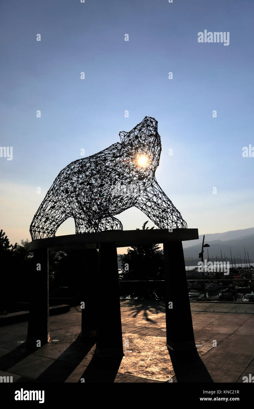 The Grizzly Bear sculpture, Stuart park, Kelowna City, Okanagan Lake, British Columbia, Canada Stock Photo