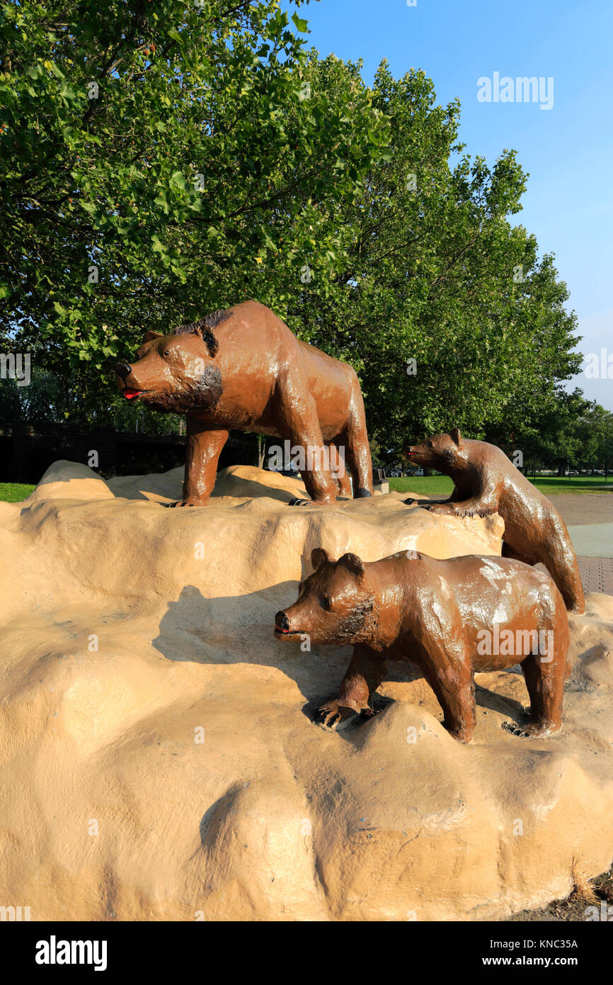 The Grizzly Bears sculpture, City Park, Kelowna City, Okanagan Lake