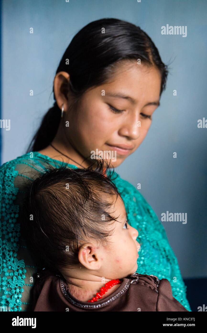 madre indigena con su bebe, centro de salud, Lancetillo ( La Parroquia), municipio de Uspantán, Quiche, sierra de Chamá, Guatemala, Central America. Stock Photo