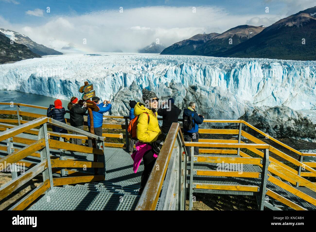 turistas en las pasarelas, glaciar Perito Moreno, Parque Nacional Los Glaciares, departamento Lago Argentino, provincia de Santa Cruz, Patagonia, Stock Photo