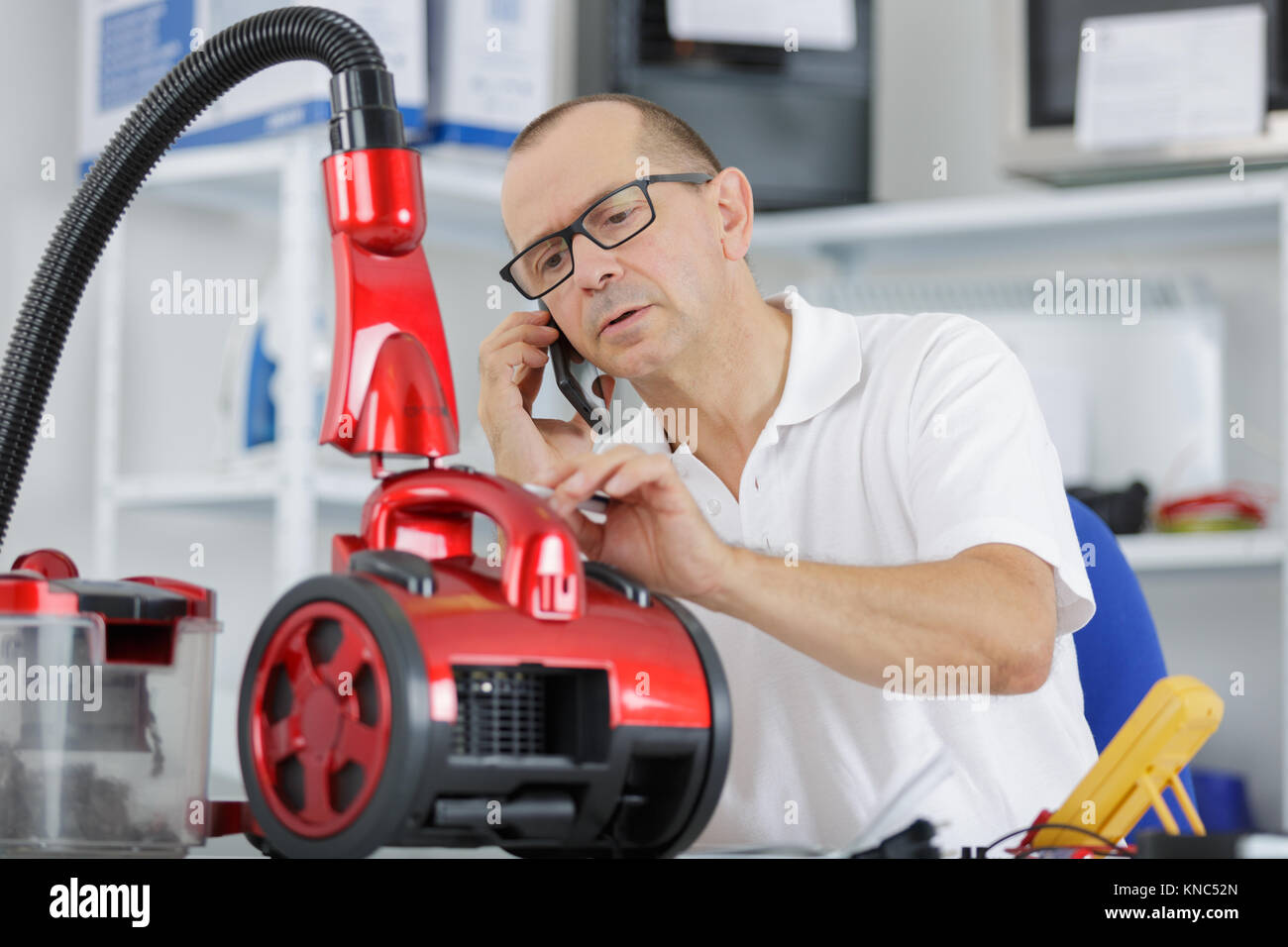 male repairing vacuum cleaner Stock Photo Alamy