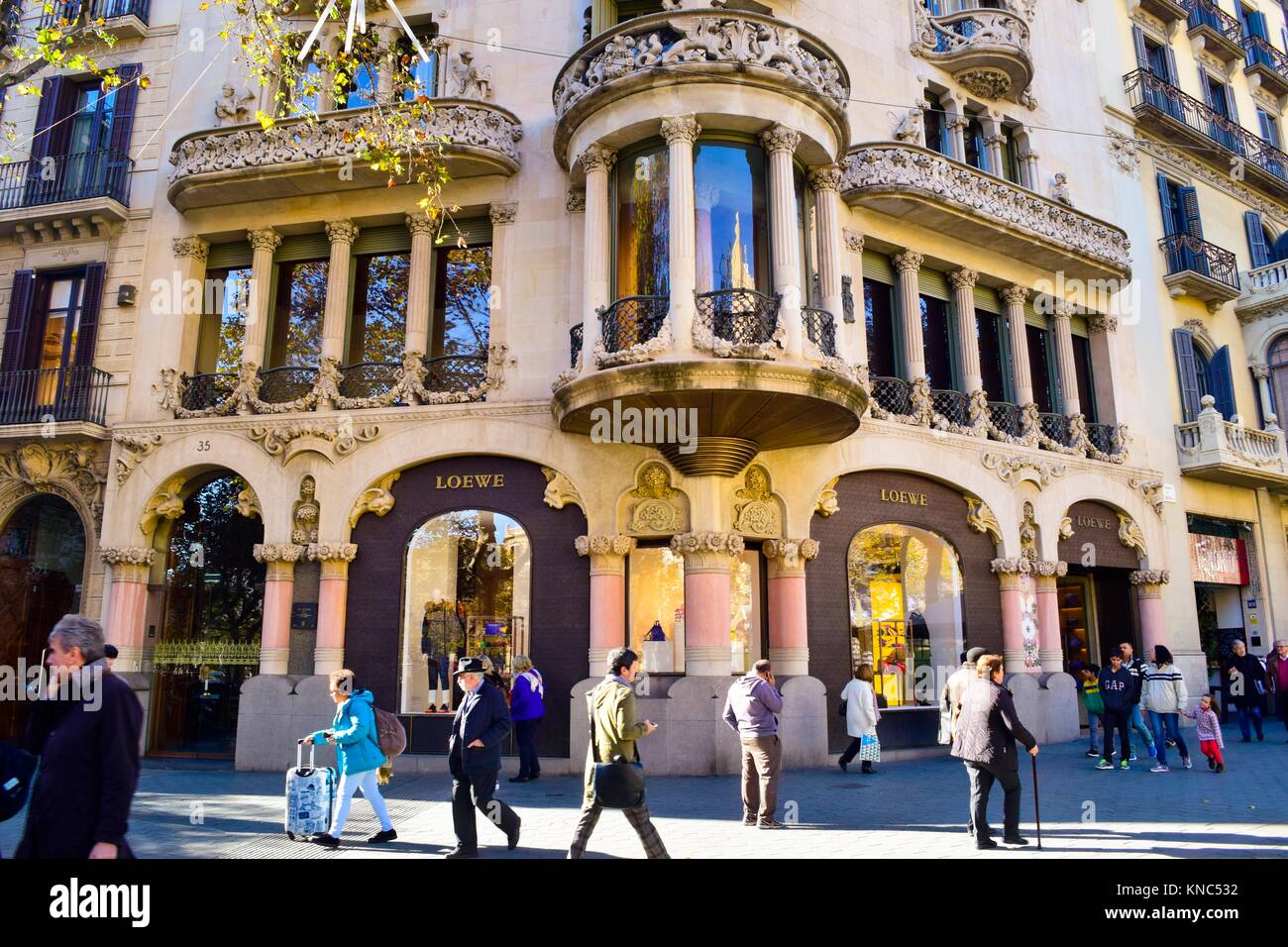 Loewe reabre su tienda de paseo de Gracia recuperando elementos