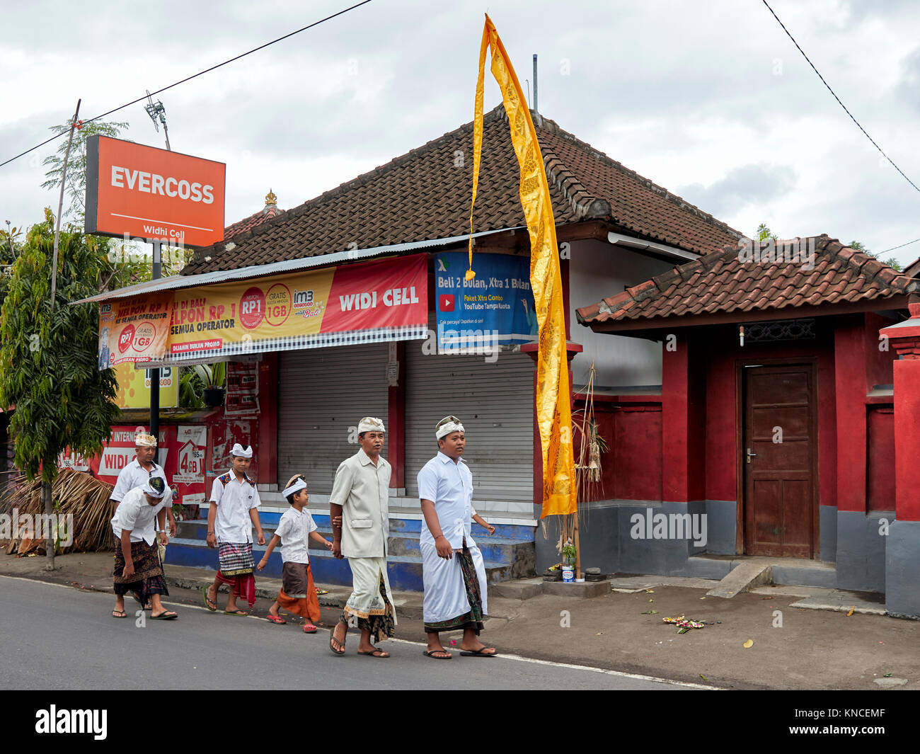 Balinese men wearing sarong hi-res stock photography and images - Alamy