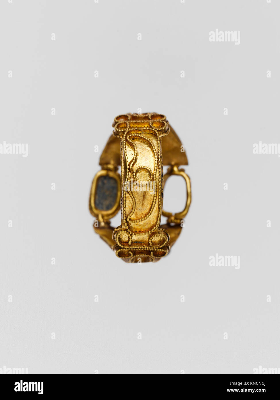 Gold ring- 3 box settings on the bezel and cloisons on the sides MET DP147602 243484 Stock Photo