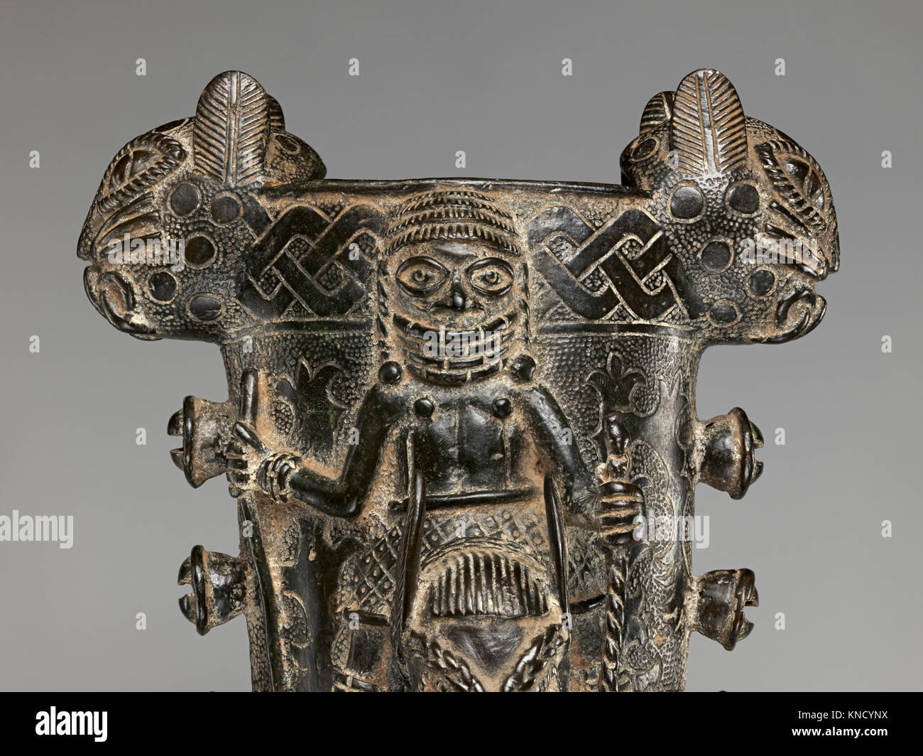 Bell (Ekure) MET DP-812-005 684576 Edo peoples, Bell (Ekure), early 19th?mid 19th century, Brass, L.14 15/16 x D. 4 3/16 x W. ?6 11/16 in. (37.9 x 10.6 x ?17 cm). The Metropolitan Museum of Art, New York. Purchase, Amati Gifts, 2015 (2015.450) Stock Photo