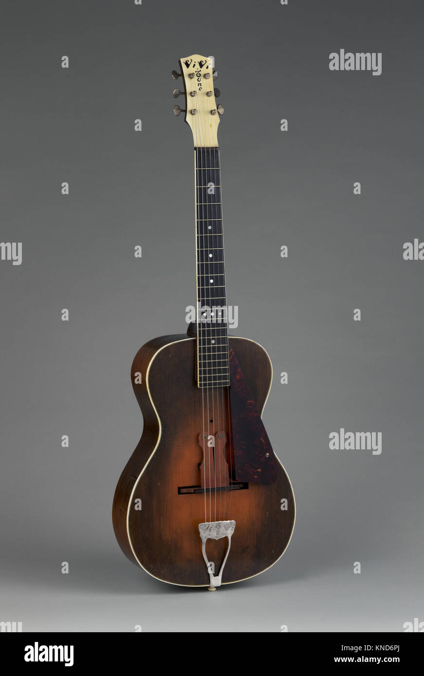 Acoustic-Electric Guitar MET DP-12319-020 718444 Maker: Vivi-Tone, American, Acoustic-Electric Guitar, ca. 1933, Spruce, maple, mahogany, ebony, Height: 39 1/8 in. (99.4 cm) Width (At lower bout): 13 1/8 in. (33.3 cm) Depth (At side of rim): 3 3/4 in. (9.5 cm). The Metropolitan Museum of Art, New York. Purchase, Steve Miller Gift, 2016 (2016.415a, b) Stock Photo