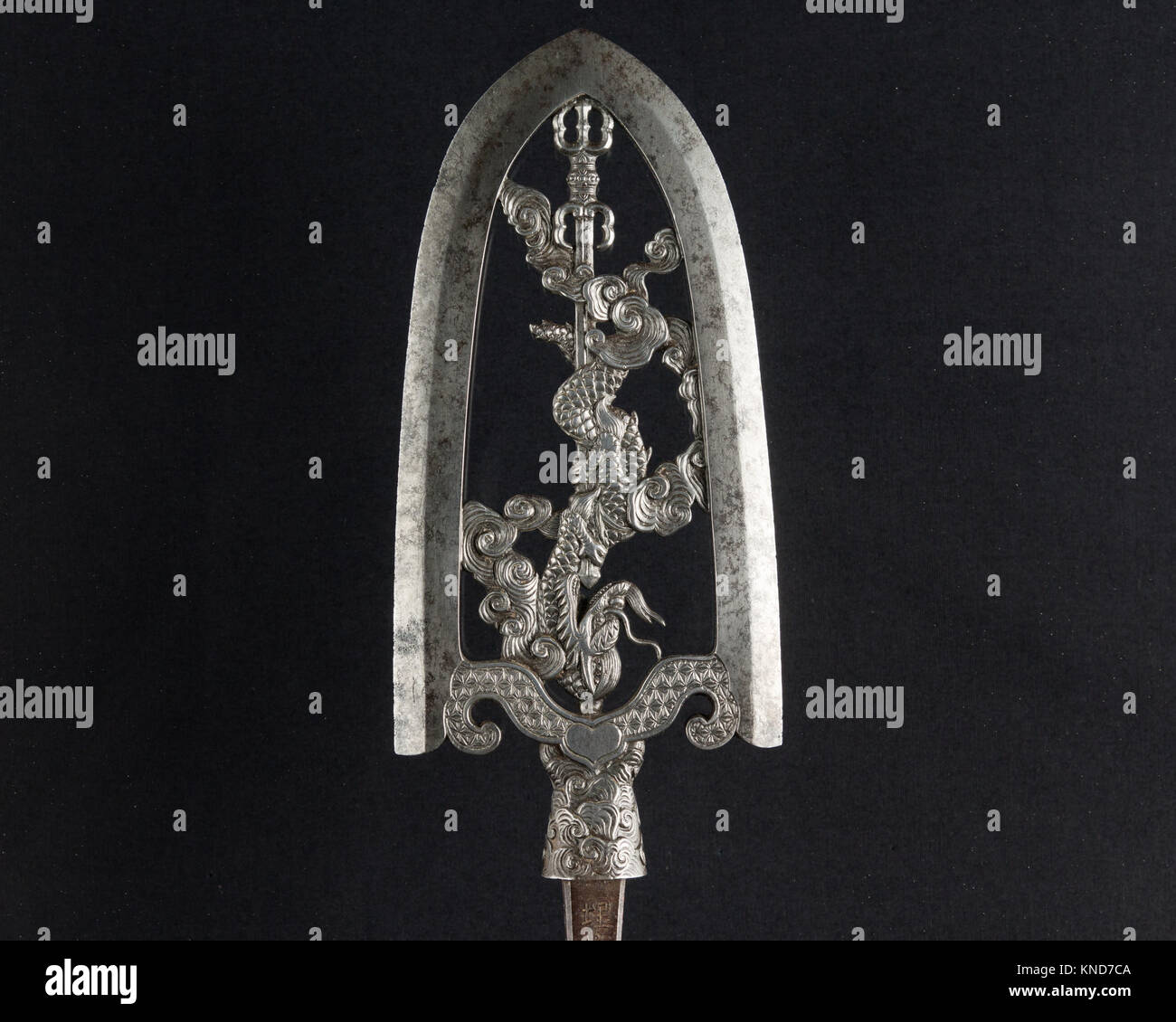 Ceremonial Arrowhead (YanonC493) MET LC-32 75 321-004 23393 Steel-chiseler: Umetada Motoshige, Japanese, Edo period, died 1675, Ceremonial Arrowhead (Yanone), dated 1645, Steel, L. 12 5/8 in. (32.1 cm); L. of head 5 3/4 in. (14.6 cm); W. 2 5/8 in. (6.7 cm); Wt. 6.7 oz. (189.9 g). The Metropolitan Museum of Art, New York. The Collection of Giovanni P. Morosini, presented by his daughter Giulia, 1932 (32.75.321) Stock Photo