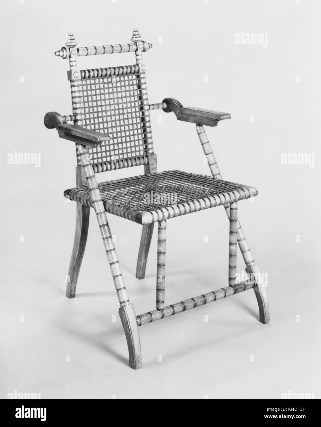 Folding Armchair MET 235588 225 Maker: George Jakob Hunzinger, 1835?1898, Folding Armchair, after 1876, Maple, steel mesh, 34 x 20 3/4 x 22 1/4 in. (86.4 x 52.7 x 56.5 cm). The Metropolitan Museum of Art, New York. Sansbury-Mills Fund, 1982 (1982.69) Stock Photo