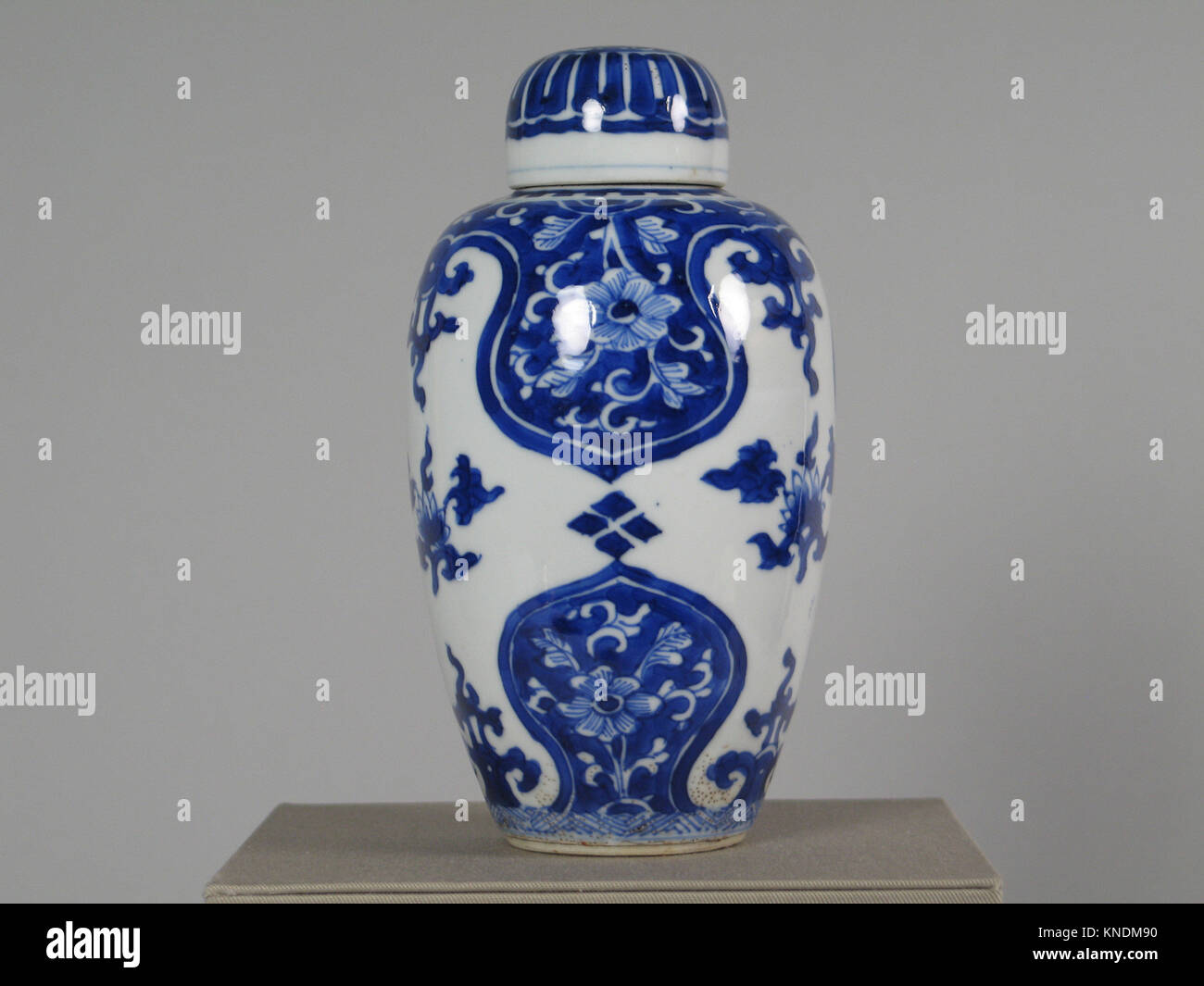Covered Jar. Period Qing dynasty (16441911), Kangxi period (16621722