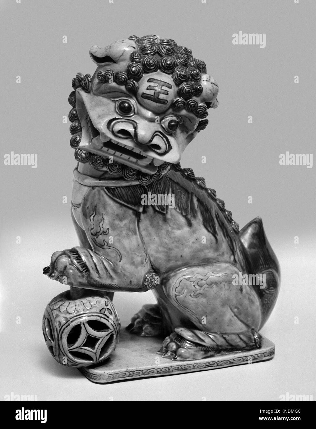 Figure of a Lion. Period: Qing dynasty (1644-1911), Kangxi period (1662-1722); Culture: China; Medium: Porcelain with polychrome enamels on the Stock Photo