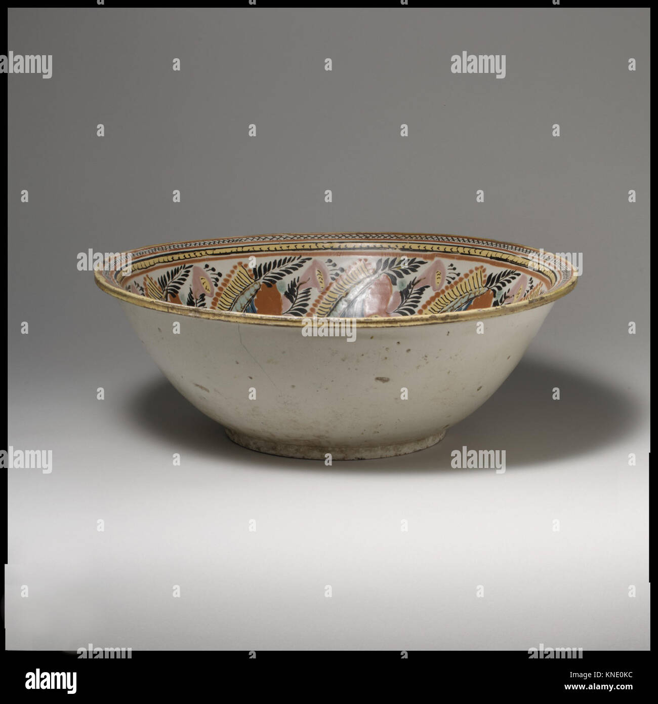 Bowl MET DP105084 668 Mexican, Bowl, ca. 1840, Tin-glazed earthenware, Diam. 15 7/8 in. (40.3 cm). The Metropolitan Museum of Art, New York. Gift of Mrs. Robert W. de Forest, 1911 (11.87.54) Stock Photo